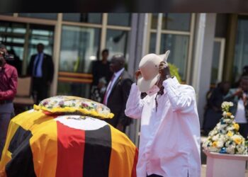 Queen Mother Kemigisa Breaks Down as King Oyo’s Remains Return Home